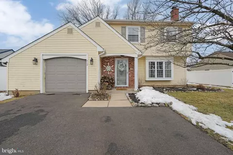 612 S Queen Anne Dr, Fairless Hills, PA 19030