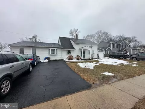 56 Goldenridge Dr, Levittown, PA 19057