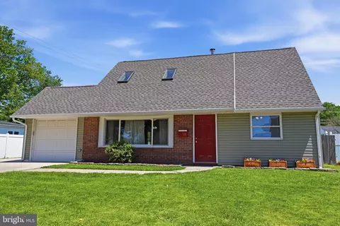 18 Kentucky Ln, Levittown, PA 19055