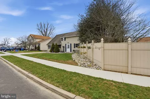 10 Inbrook Rd, Levittown, PA 19057