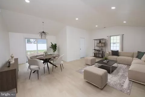 30 Mistletoe Ln, Levittown, PA 19054