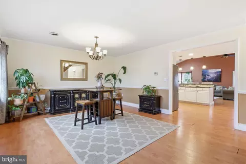 9 Harmony Rd, Levittown, PA 19056