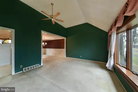 Living - 982 Mueller Rd, Warminster, PA 18974 photo 2 of 4