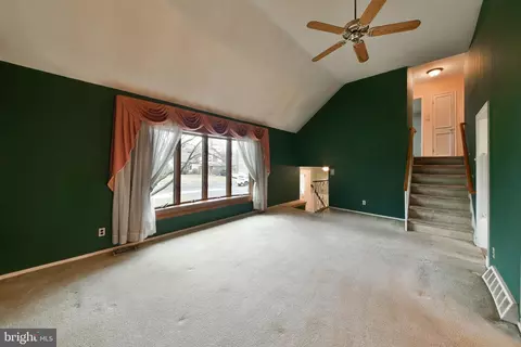 Living - 982 Mueller Rd, Warminster, PA 18974 photo 3 of 4