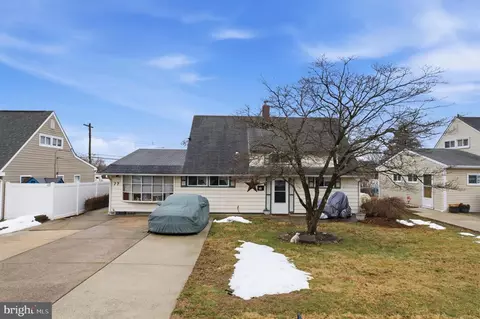 79 Autumn Ln, Levittown, PA 19055