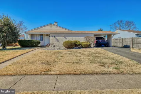19 Dewberry Ln, Levittown, PA 19055