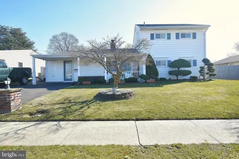 8 Summer Ln, Levittown, PA 19055