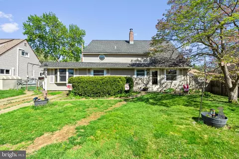 58 Nearwood Ln, Levittown, PA 19054