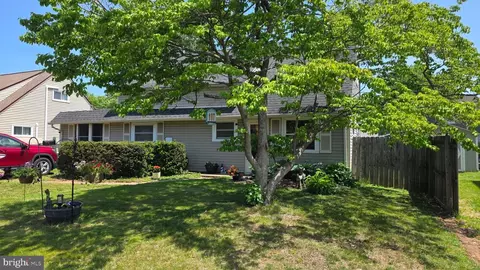 58 Nearwood Ln, Levittown, PA 19054