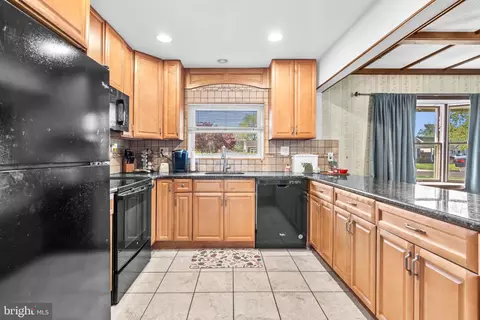 58 Nearwood Ln, Levittown, PA 19054