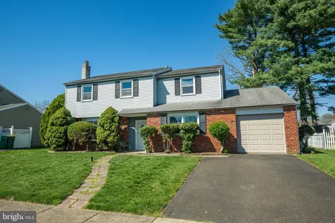11 Maplewood Dr, Levittown, PA 19056