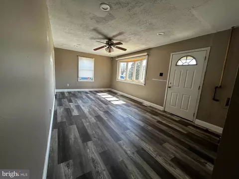 Living - 901 Spencer Dr, Croydon, PA 19021 photo 1 of 2