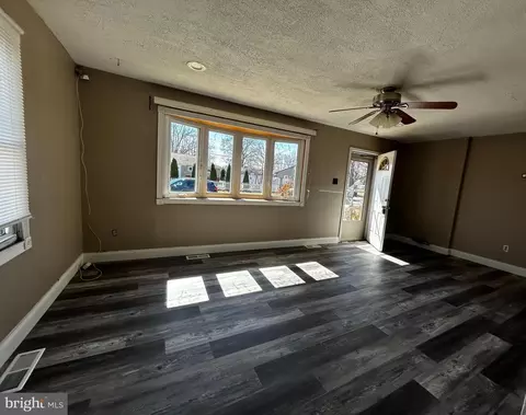 Living - 901 Spencer Dr, Croydon, PA 19021 photo 2 of 2