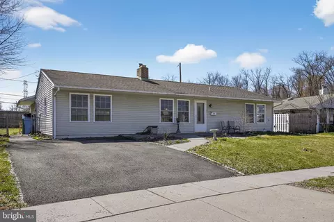 103 Daffodil Ln, Levittown, PA 19055