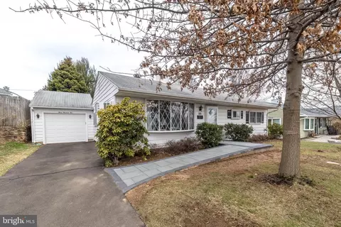 305 Devon Rd, Fairless Hills, PA 19030