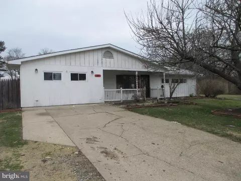 63 Maple Ln, Levittown, PA 19054