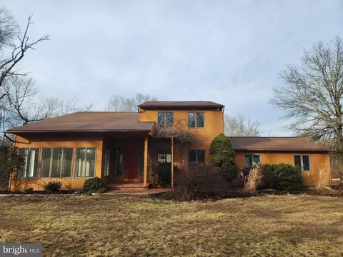 130 Pine Ln, Newtown, PA 18940