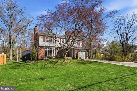 221 Valley Dr, Yardley, PA 19067