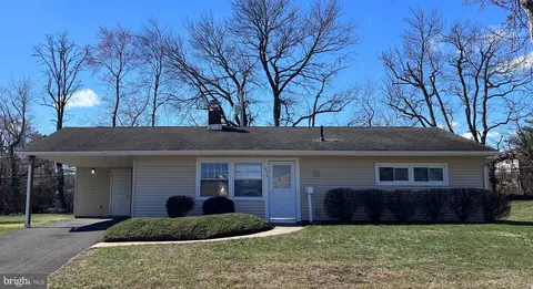 434 Thornridge Dr, Levittown, PA 19054