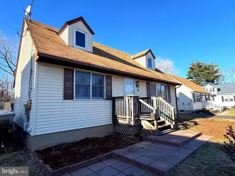 10 Bowling Green Ave, Morrisville, PA 19067