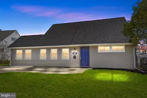 10 Macintosh Rd, Levittown, PA 19056