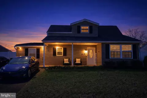 37 River Ln, Levittown, PA 19055