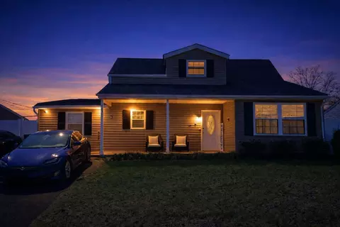 37 River Ln, Levittown, PA 19055