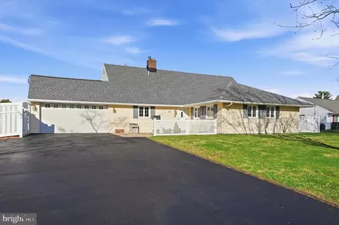 28 Sycamore Rd, Levittown, PA 19056