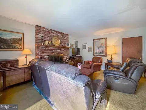 Living - 1007 Dick Ave, Warminster, PA 18974 photo 3 of 4