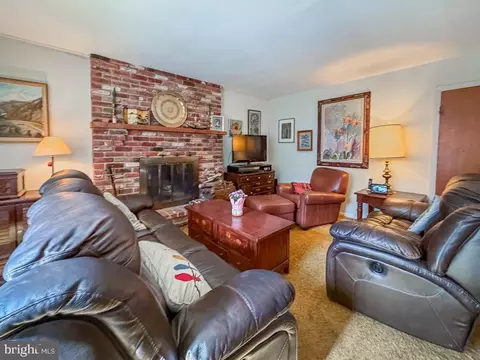 Living - 1007 Dick Ave, Warminster, PA 18974 photo 2 of 4