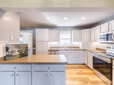 51 Junewood Dr, Levittown, PA 19055