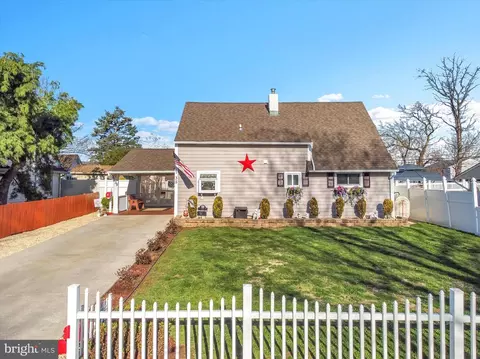 35 Honeysuckle Ln, Levittown, PA 19055
