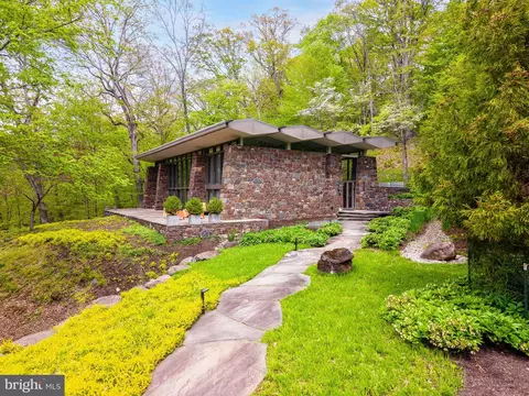 Exterior - 372 Brownsburg Rd, Newtown, PA 18940 photo 4 of 18