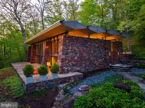 372 Brownsburg Rd, Newtown, PA 18940