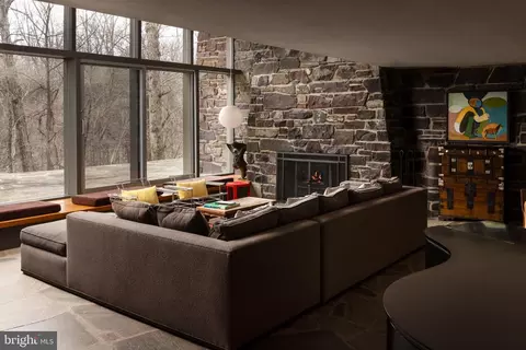 Living - 372 Brownsburg Rd, Newtown, PA 18940 photo 2 of 14