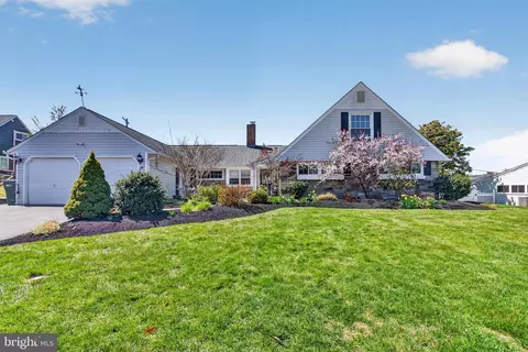 87 Flamehill Rd, Levittown, PA 19056
