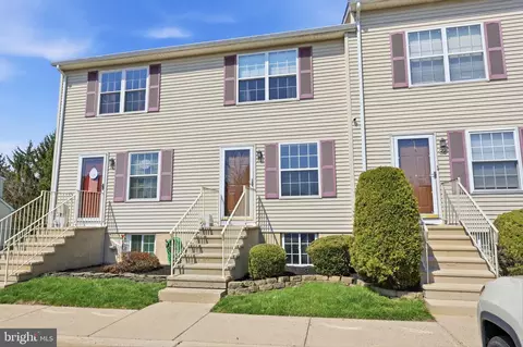 33 Carriage Knoll Ct, Langhorne, PA 19047