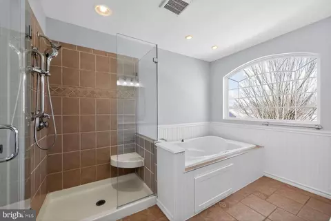 Bath - 916 Stephen Ave, Croydon, PA 19021 photo 2 of 2
