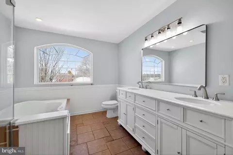 Bath - 916 Stephen Ave, Croydon, PA 19021 photo 1 of 2