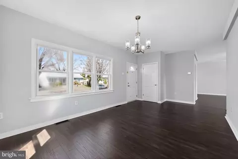 Living - 916 Stephen Ave, Croydon, PA 19021 photo 5 of 6