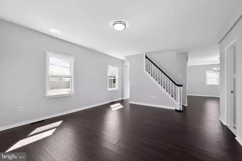 Living - 916 Stephen Ave, Croydon, PA 19021 photo 3 of 6