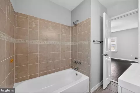Entry Way - 916 Stephen Ave, Croydon, PA 19021 photo 7 of 9