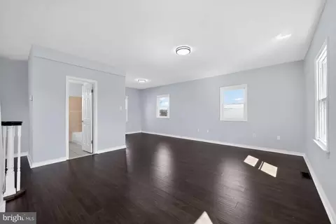 Living - 916 Stephen Ave, Croydon, PA 19021 photo 4 of 6
