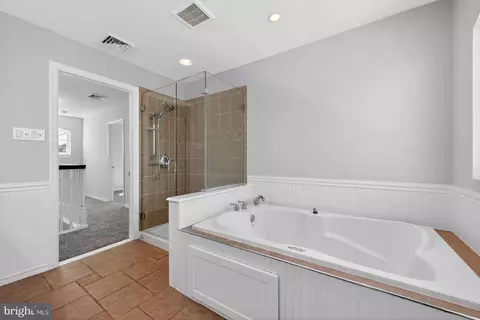 Entry Way - 916 Stephen Ave, Croydon, PA 19021 photo 6 of 9