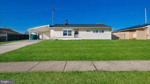 10 Blue Ridge Dr, Levittown, PA 19057
