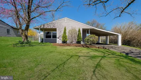 36 Mockorange Ln, Levittown, PA 19054