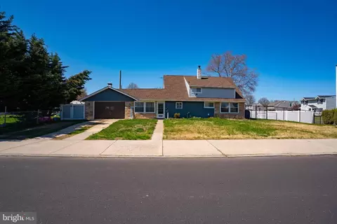 123 Goldenridge Dr, Levittown, PA 19057