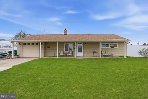 396 Pinewood Dr, Levittown, PA 19054