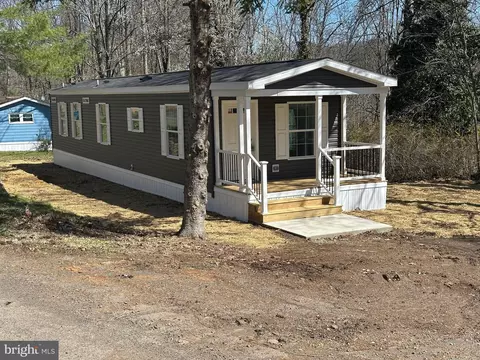 8 Ash Ln, Quakertown, PA 18951