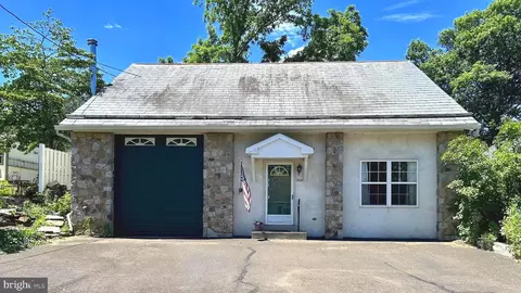 304 W Spruce St, Perkasie, PA 18944